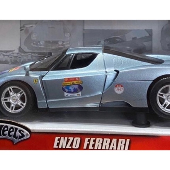 Hot Wheels Enzo Ferrari 1:18 60th Anniversary - Picture 4 of 10
